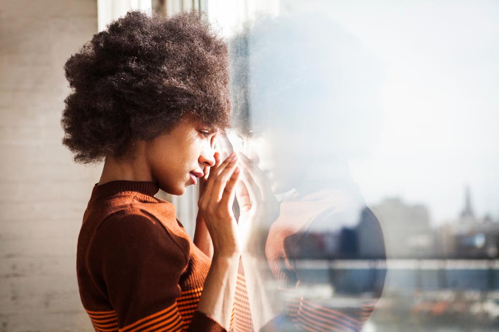 femme regardant par la fenêtre