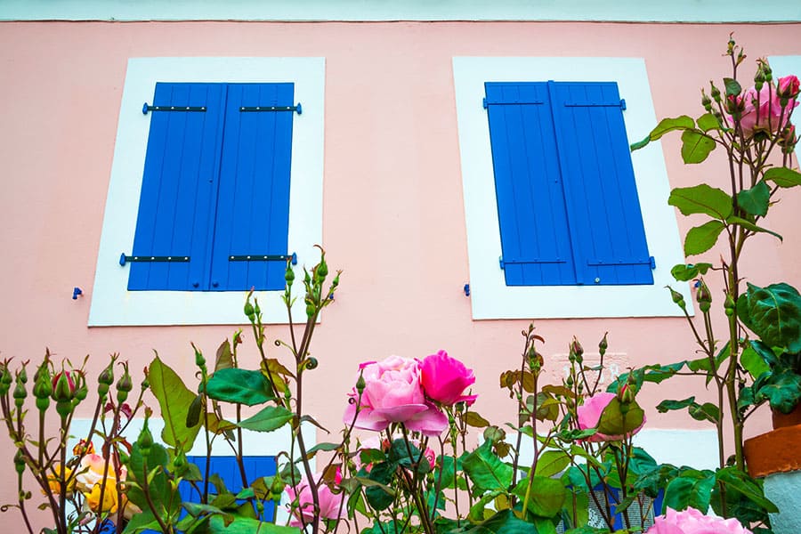 Volets battants de couleur bleue