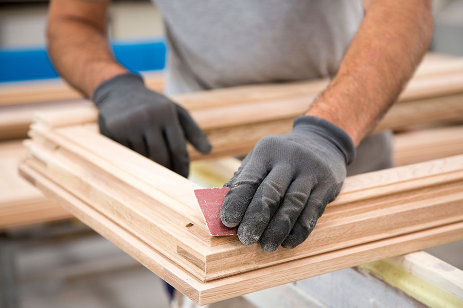 Ponçage sur une fenêtre en bois